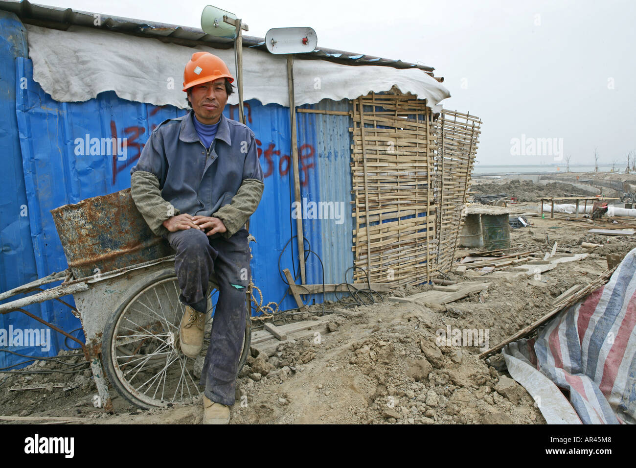 construction-site-worker-luchao-harbour-city-AR45M8.jpg