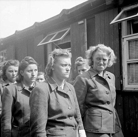 440px-SS_women_camp_guards_Bergen-Belsen_April_19_1945.jpg
