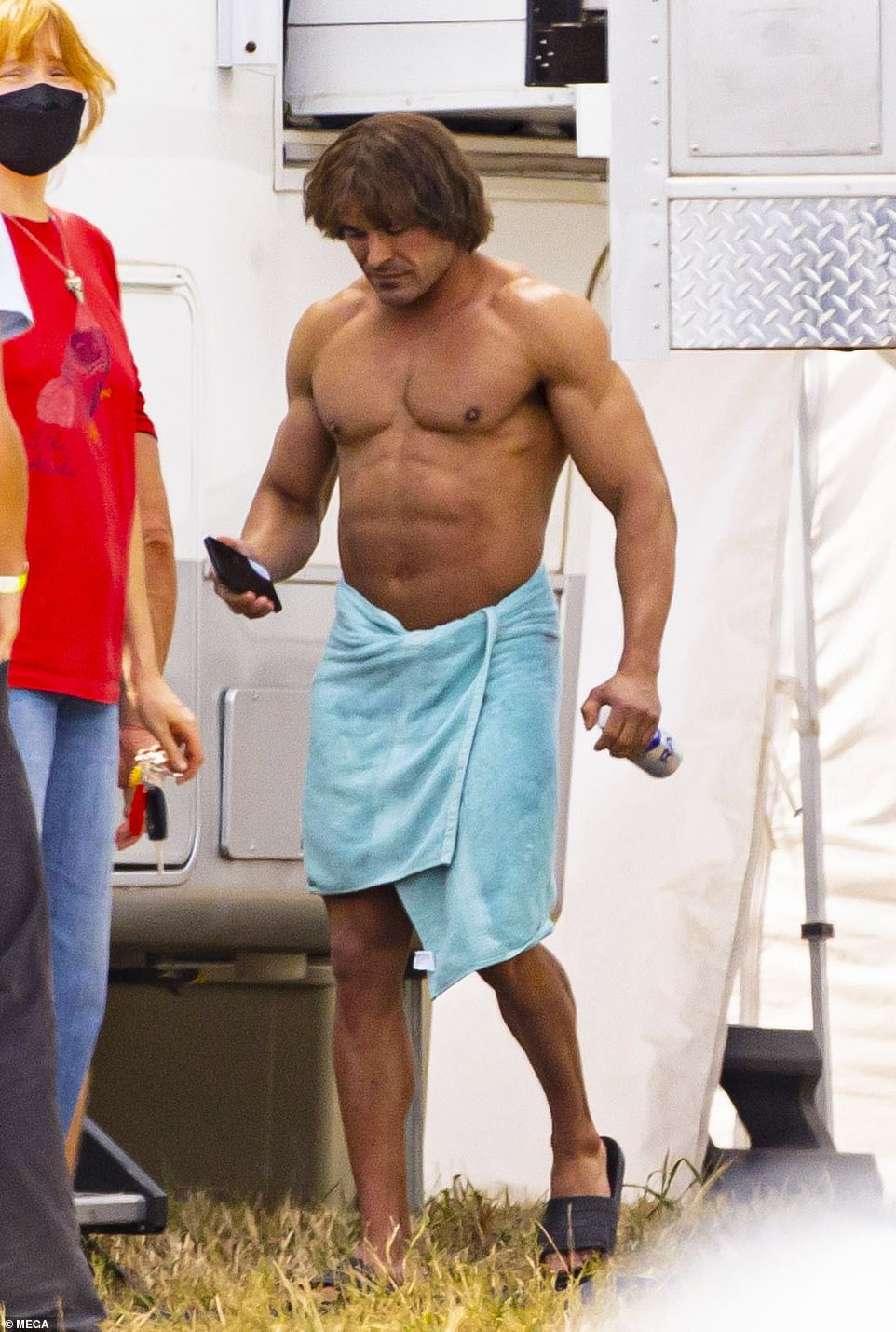 63843895-11354273-Jacked_Efron_Zac_Efron_looked_unrecognizable_as_he_debuted_an_ex-a-13_1666729889191.jpg