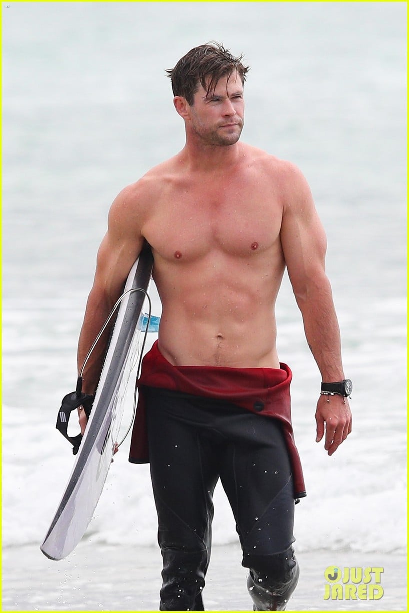 chris-hemsworth-shirtless-elsa-pataky-15.jpg