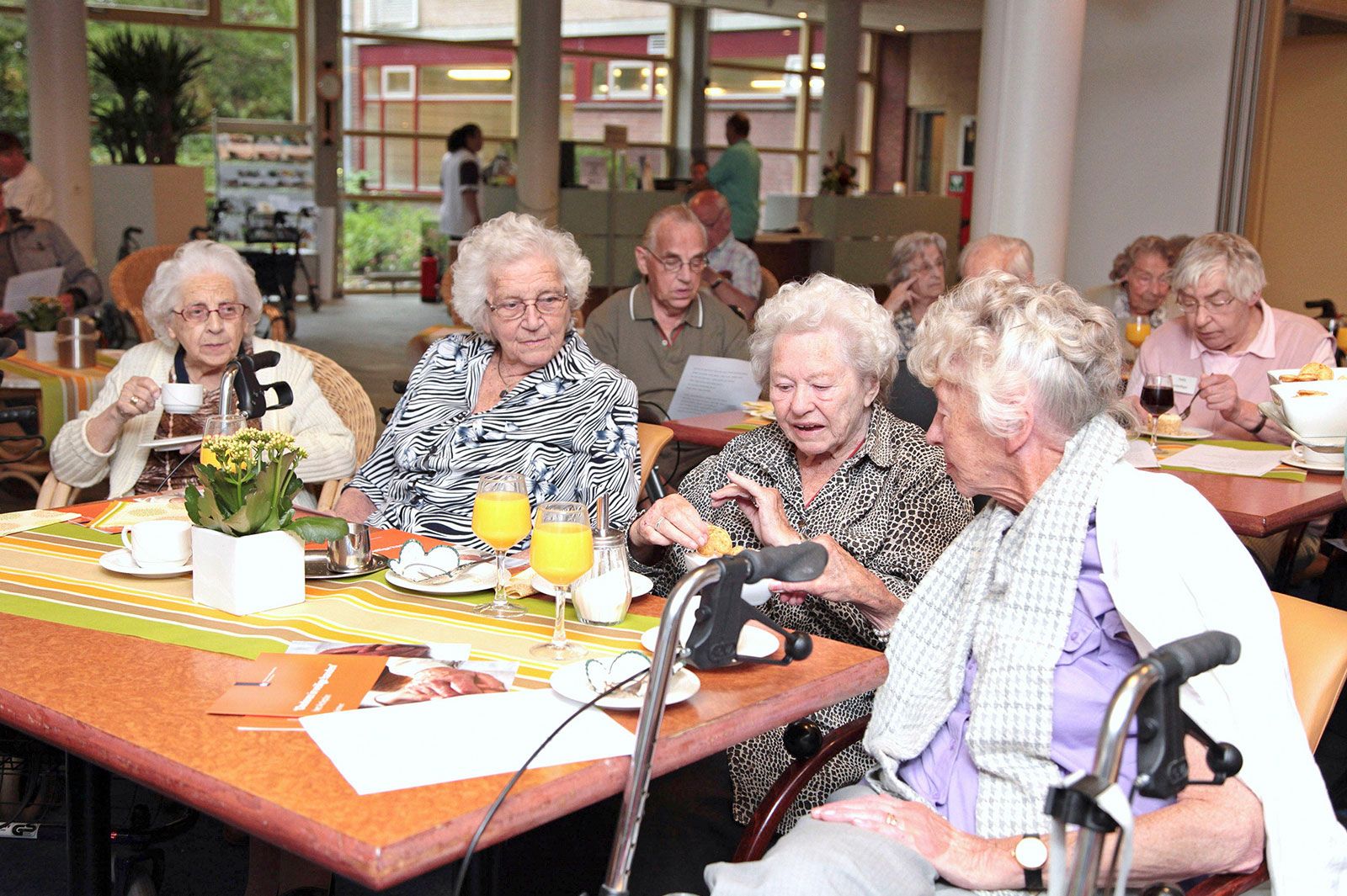 Residents-nursing-home-meal.jpg