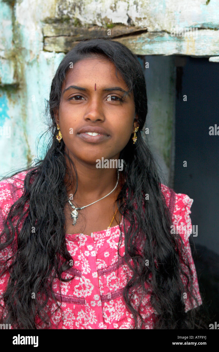 young-indian-woman-in-village-hill-station-of-ooty-ATF9YJ.jpg