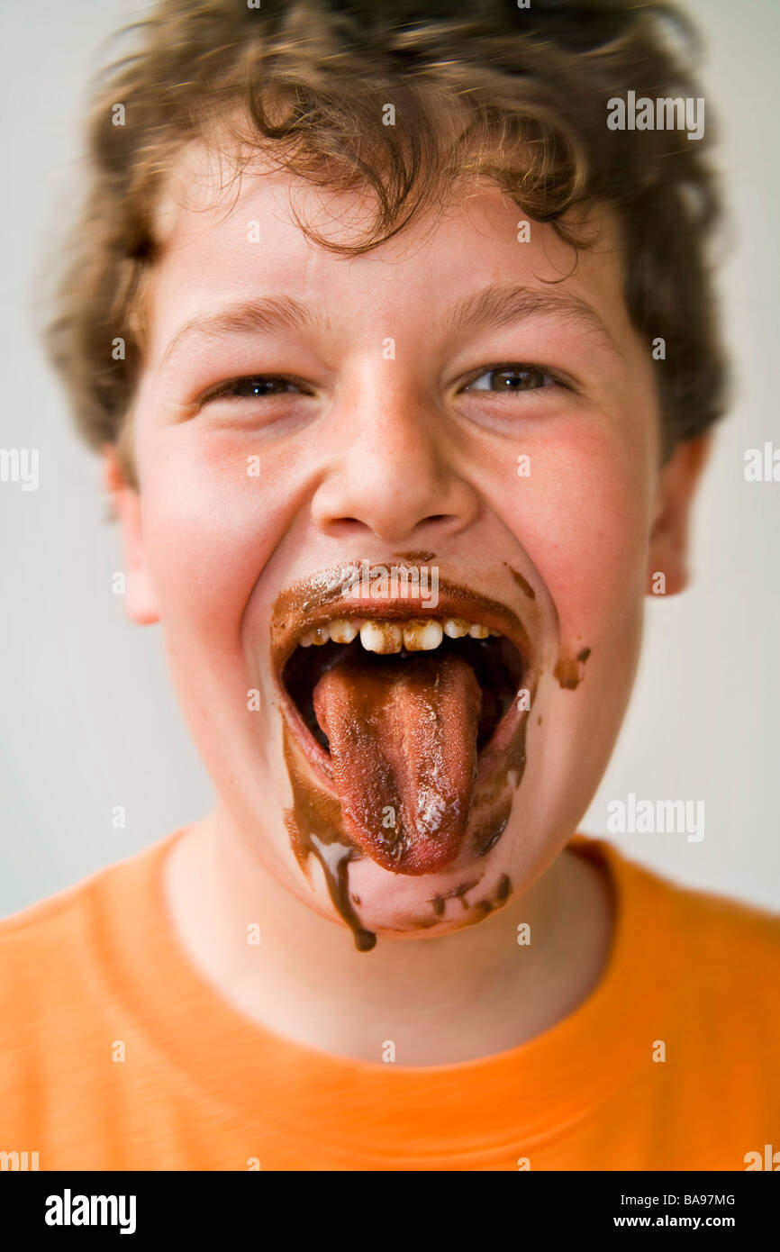 enfant-qui-mange-le-chocolat-ba97mg.jpg