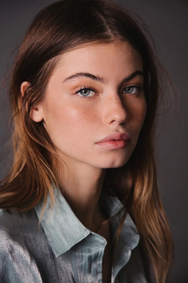 Kate Li : PrettyGirls | Dark hair light eyes, Girl face, Model face