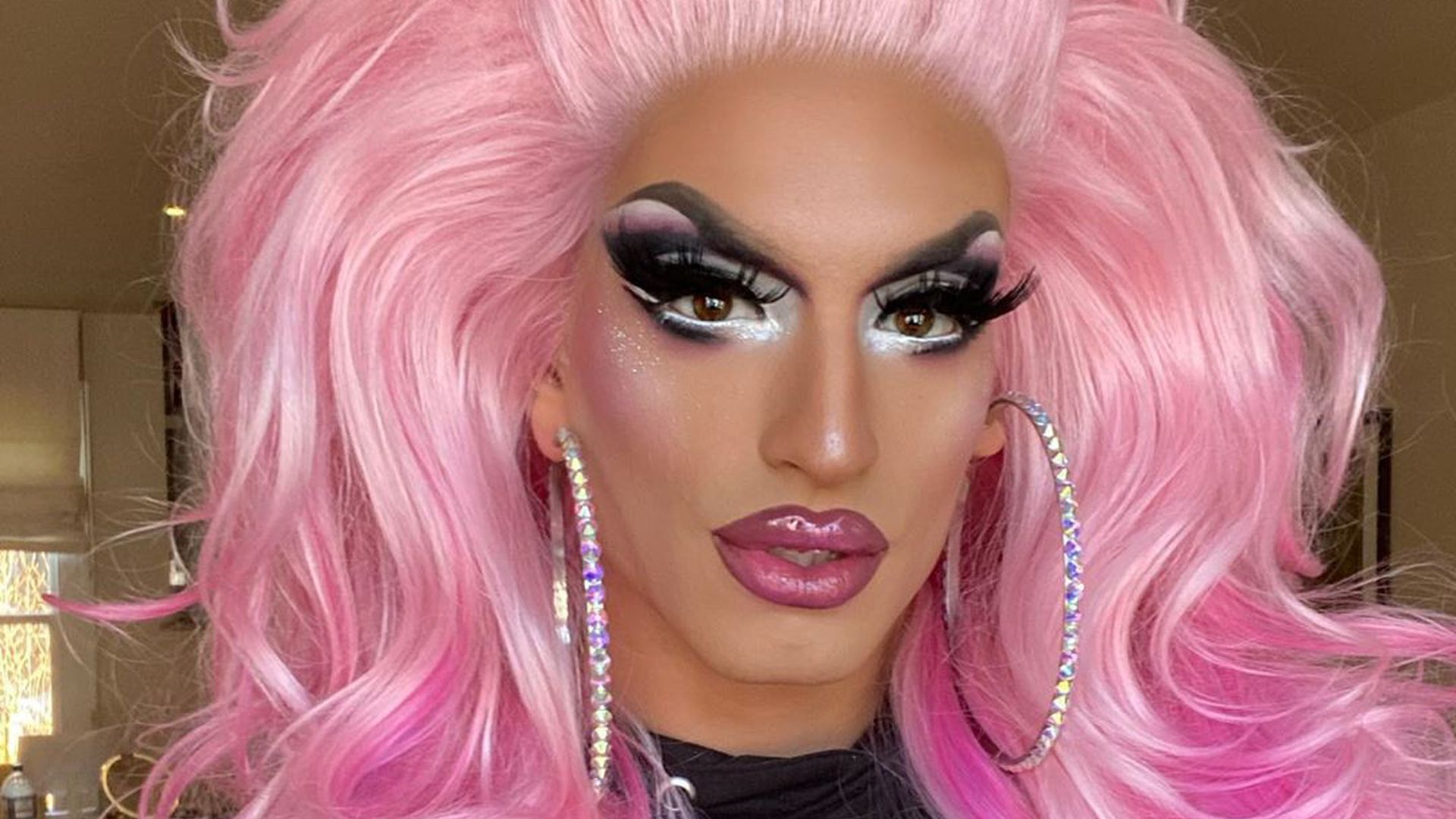 drag-queen-katy-baehm-macht-ein-selfie-von-sich-mit-pinker-peruecke.jpg