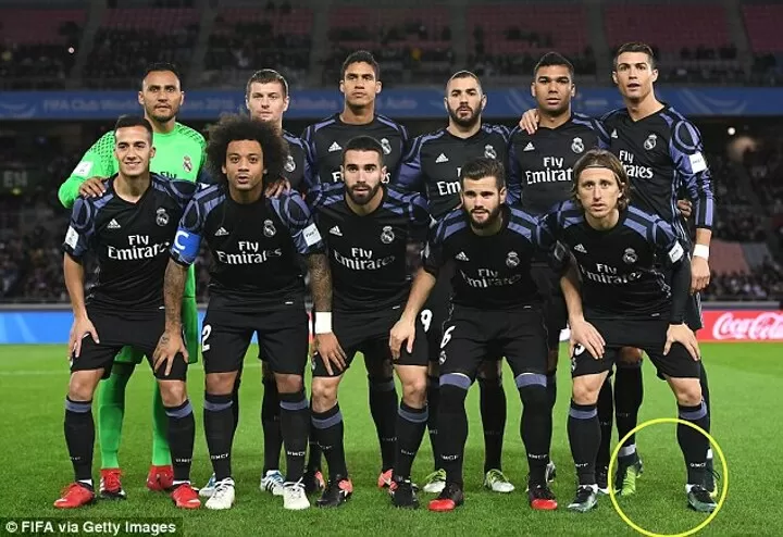 Ronaldo goes on tip-toes AGAIN for Juventus team photo| All Football