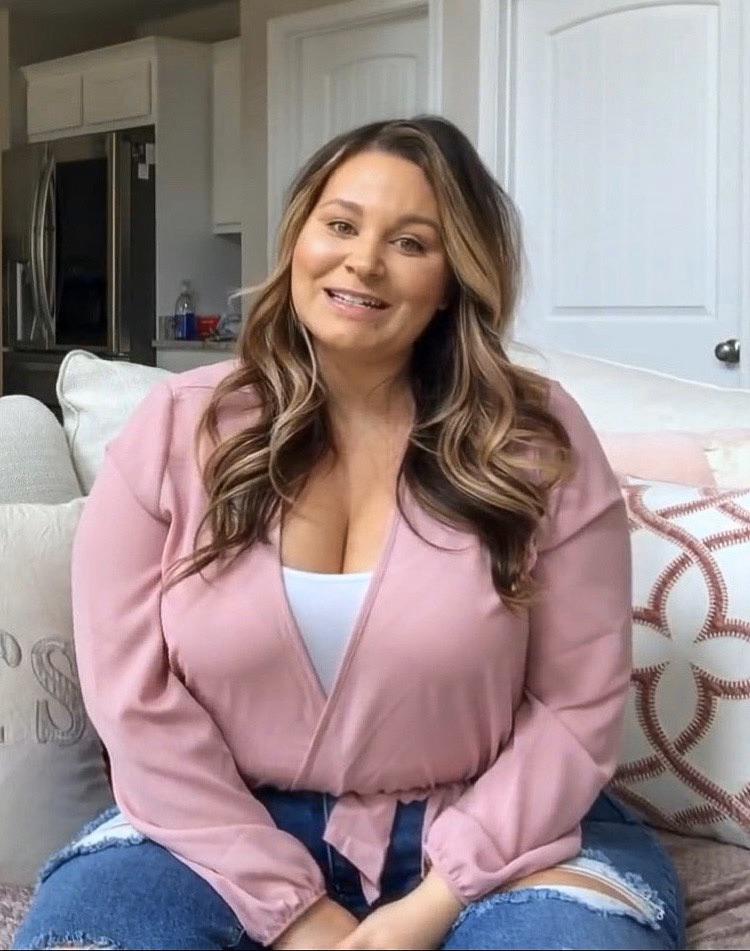 Chubby cleavage : r/oliviajensen