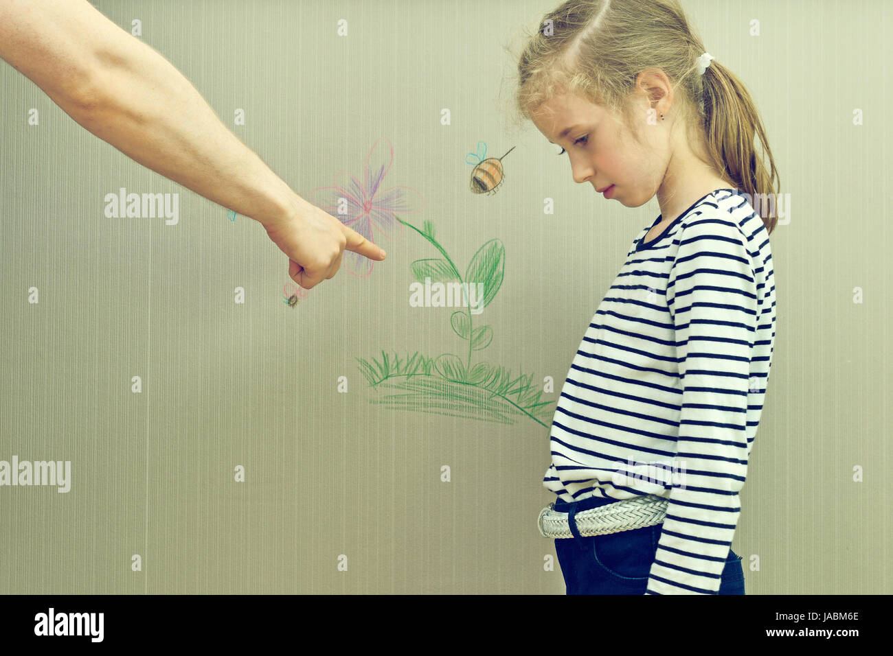 little-girl-spoiled-the-wallpaper-and-her-dad-is-angry-JABM6E.jpg