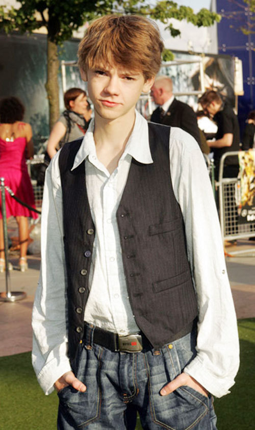 Thomas-at-Prince-Caspian-premiere-thomas-sangster-2420259-500-843.jpg