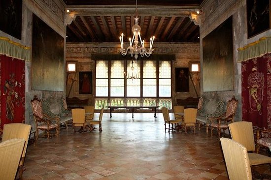 I was considering purchasing this mansion in Scranton a couple of years ago Castello-colleoni-porto
