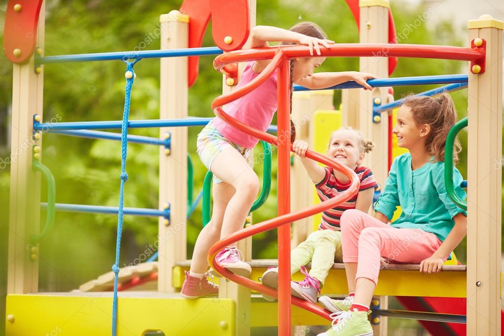 depositphotos_122101736-stock-photo-little-girls-playing-in-the.jpg