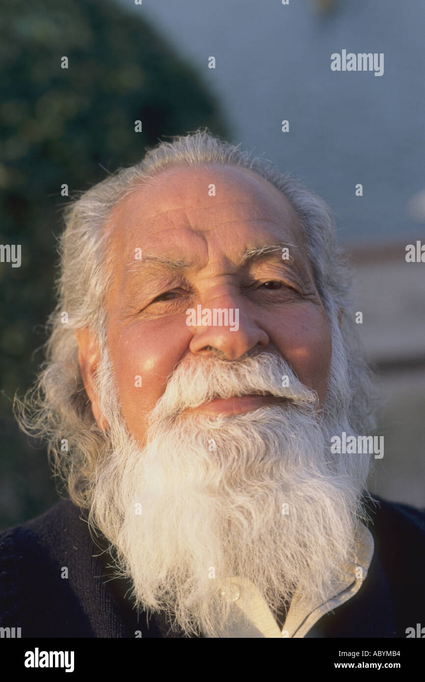 pakistan-lahore-old-man-portrait-ABYMB4.jpg