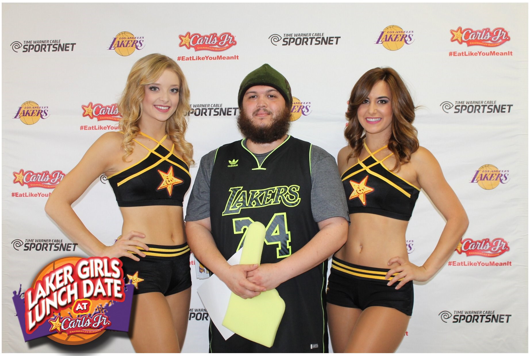 Lakers-Girls-With-Awkward-Fans-20.jpg