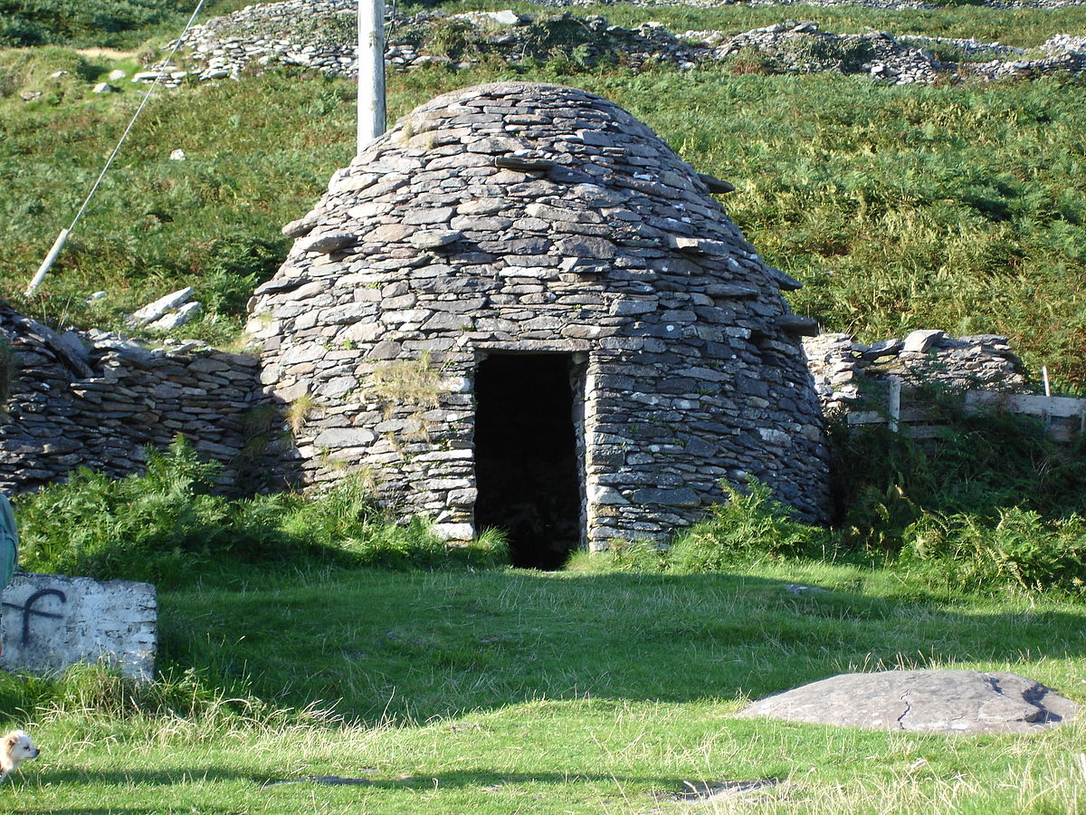 1200px-Dingle_beehive_hut.JPG