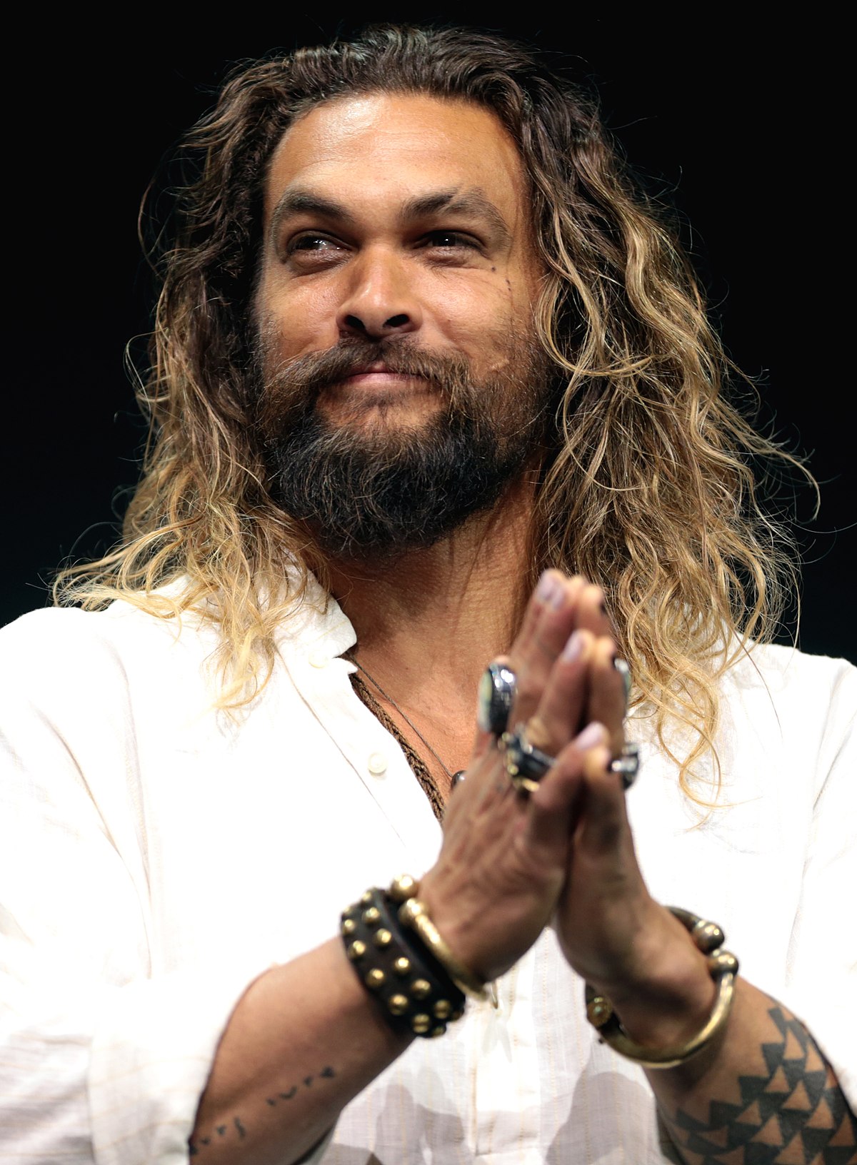 1200px-Jason_Momoa_by_Gage_Skidmore.jpg