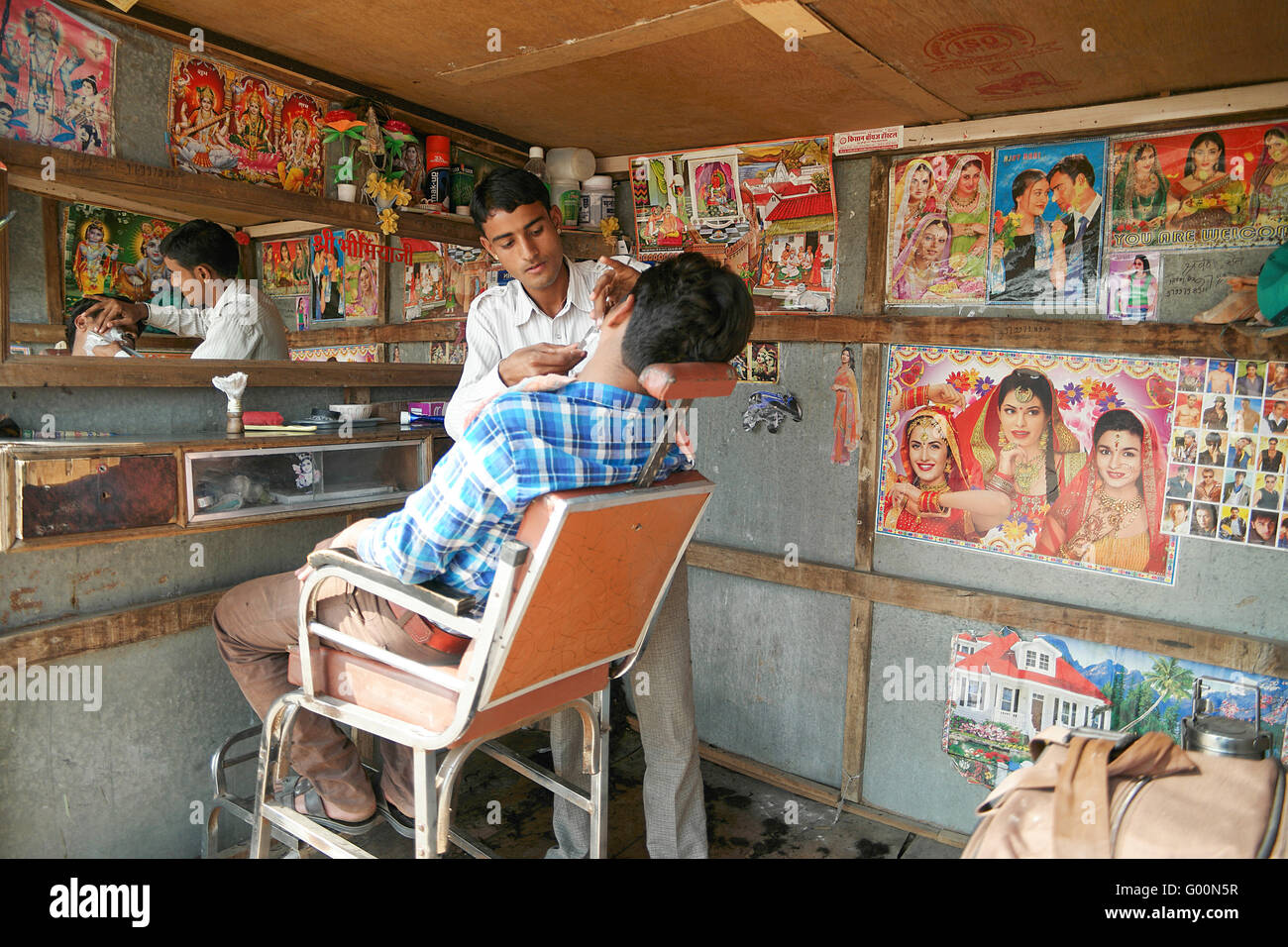 the-barber-shop-in-the-street-of-pushkar-india-G00N5R.jpg