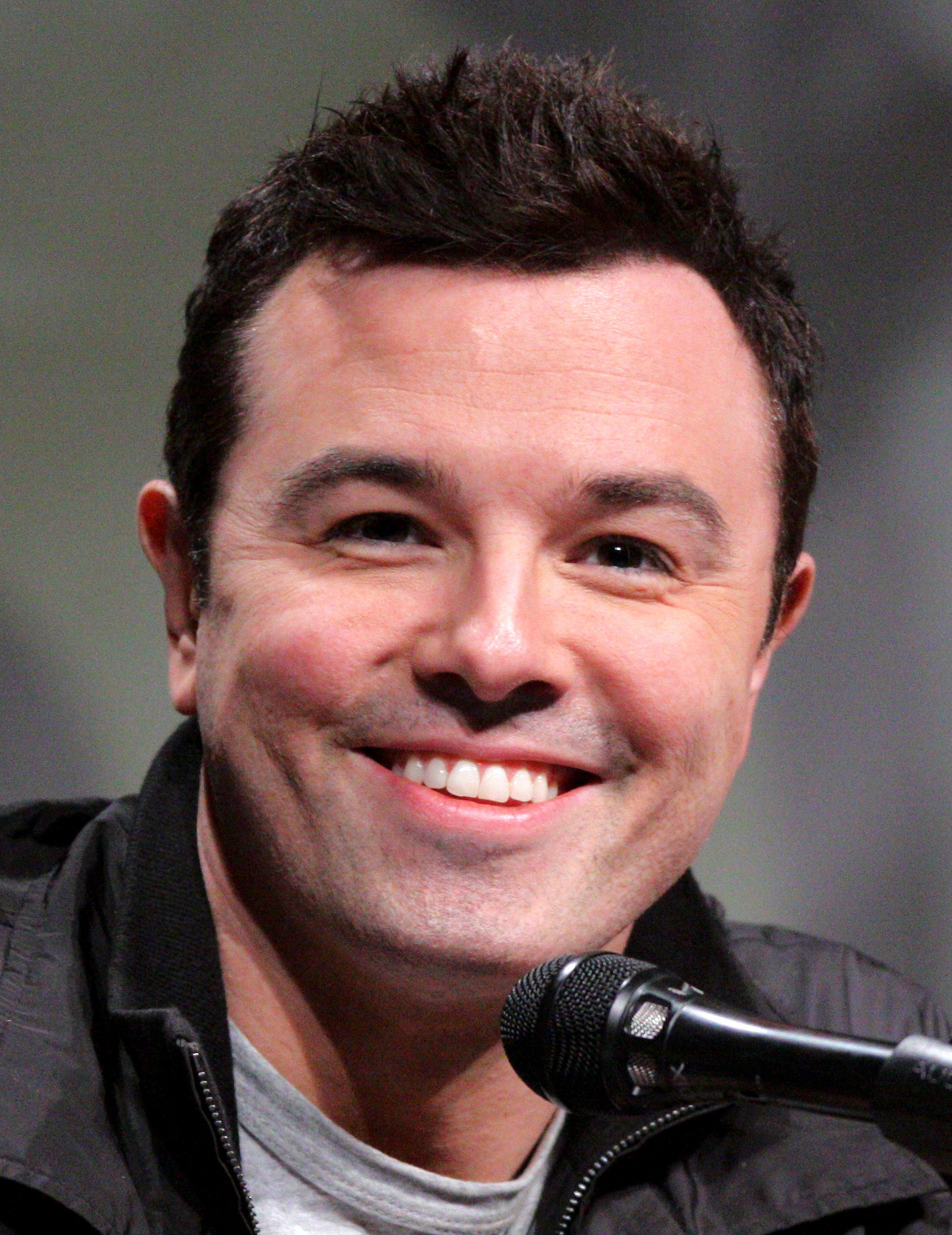 Seth_MacFarlane_2012_cropped_and_retouched.jpg