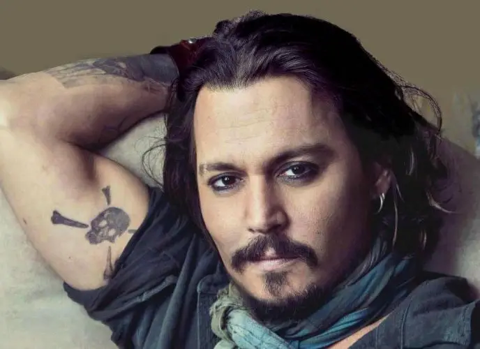 depp-rocks-the-makeup.jpg