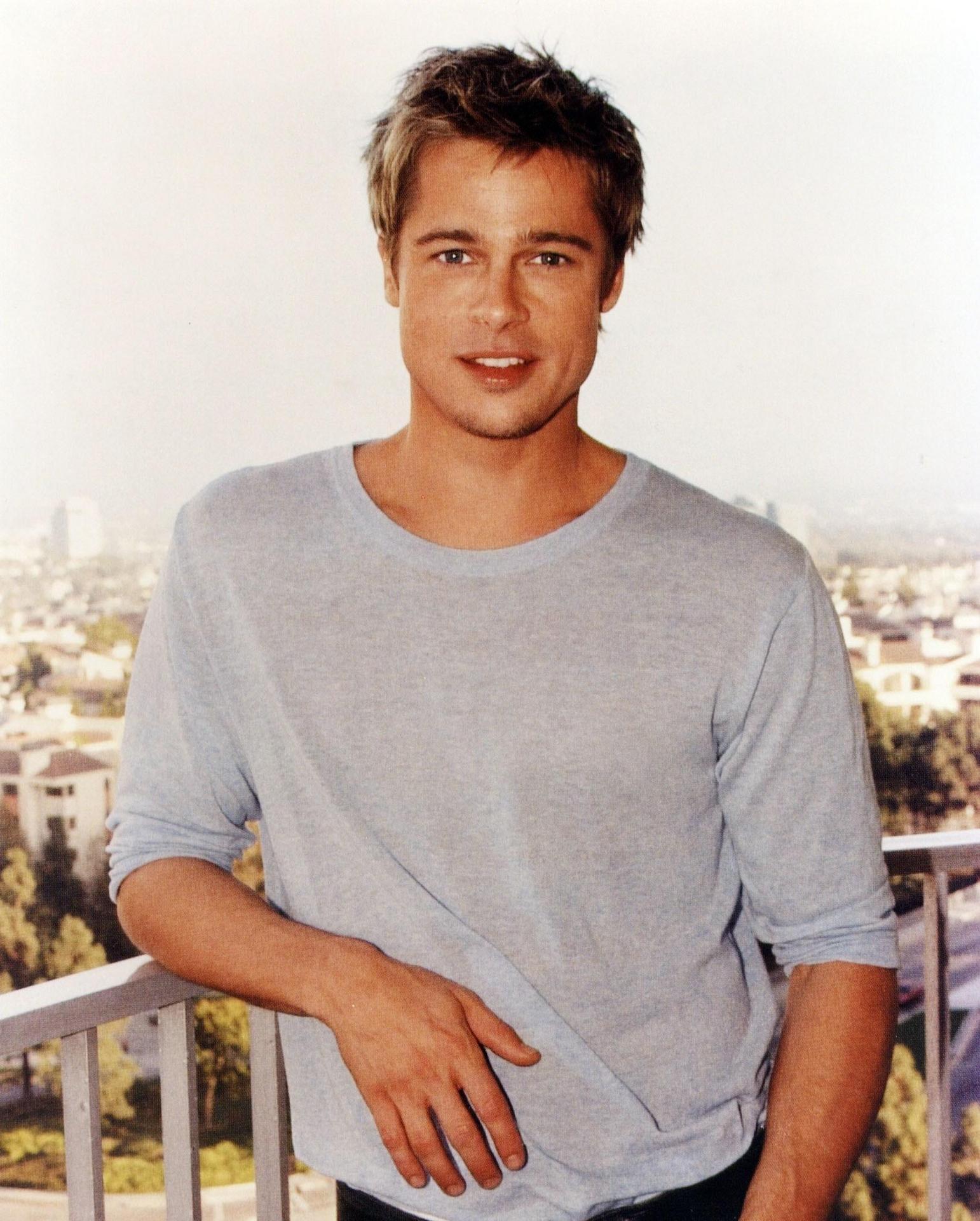Brad-Pitt-hottest-actors-1082985_1542_1920.jpg