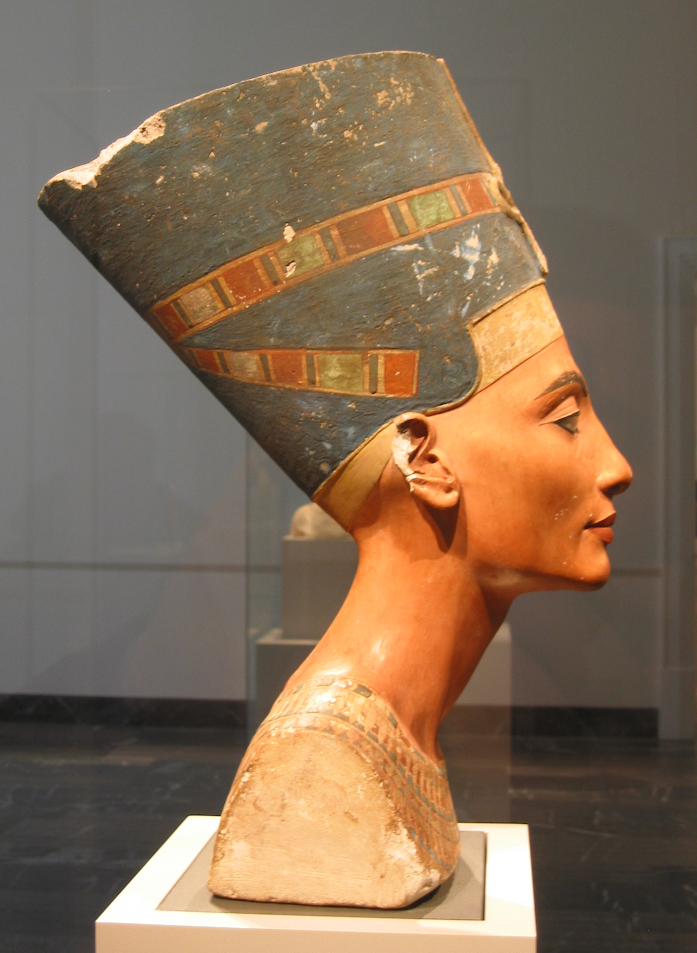 Nefertiti_bust_%28right%29.jpg