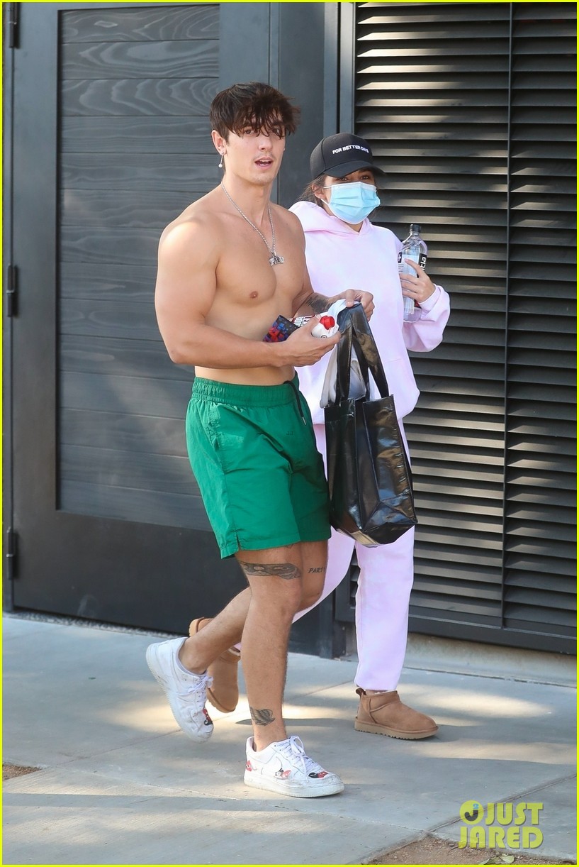 bryce-hall-leaves-the-gym-shirtless-with-addison-rae-07.jpg