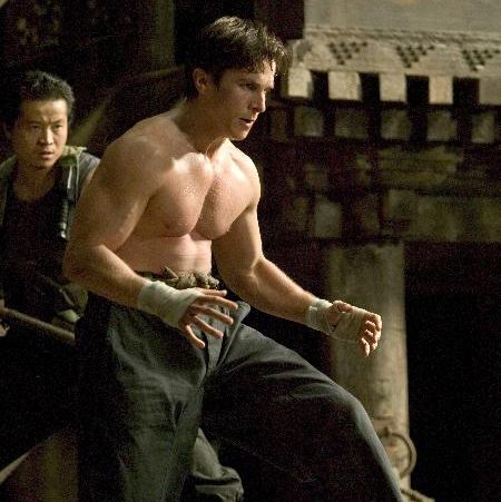 In response to the guy who said Bale had a track athlete physique. Nope,  track athletes do not weigh 200lbs. Dude had a heavyweight MMA fighter  physique. If Ben had a similar