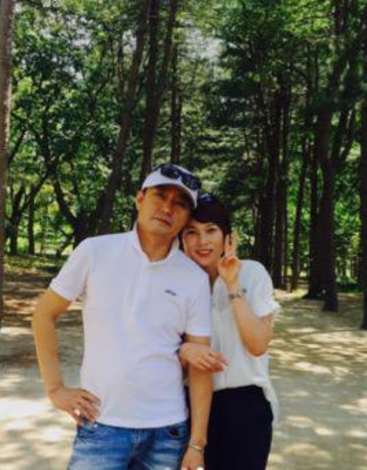 Kim-Taehyung-V-parents.jpg