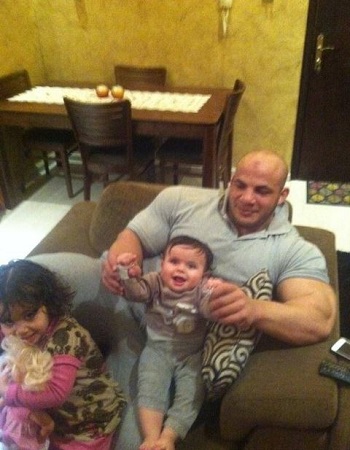 Big-Ramy-with-his-daughters.jpg