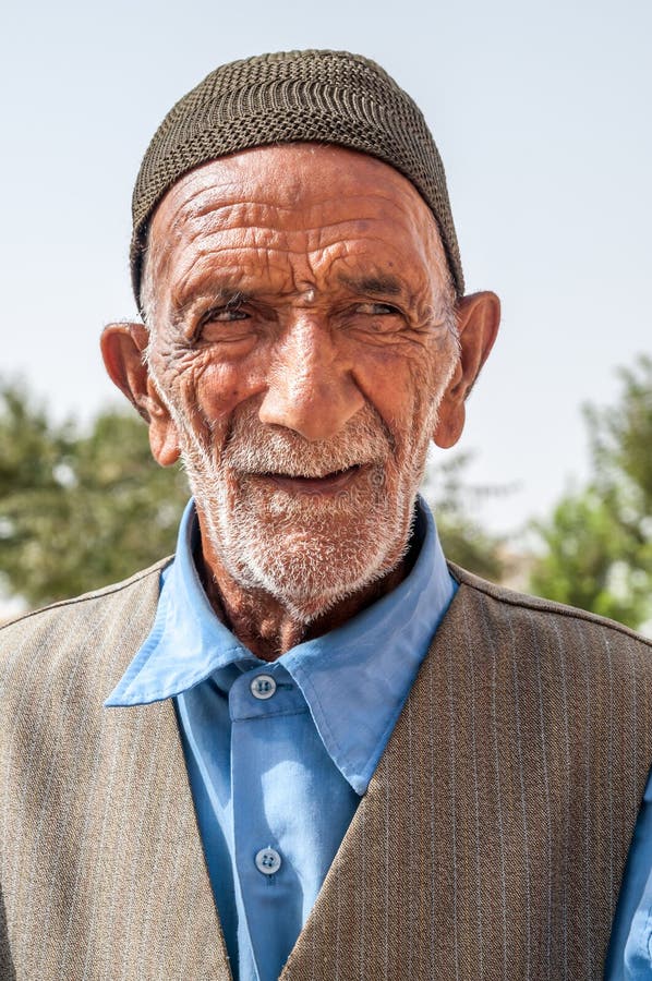 old-man-iran-yazd-32785208.jpg