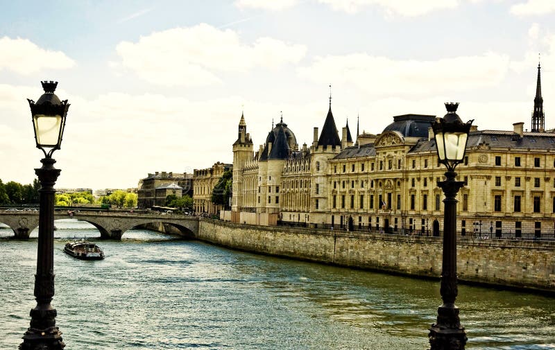 la-seine-paris-26380621.jpg