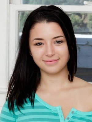 Daisy-Summers-300x400.jpg