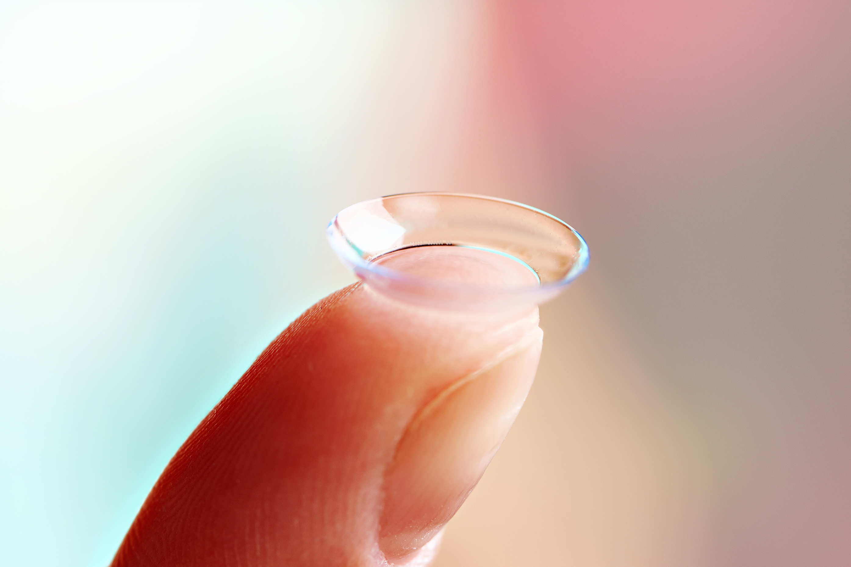 womans-finger-contact-lens.jpg