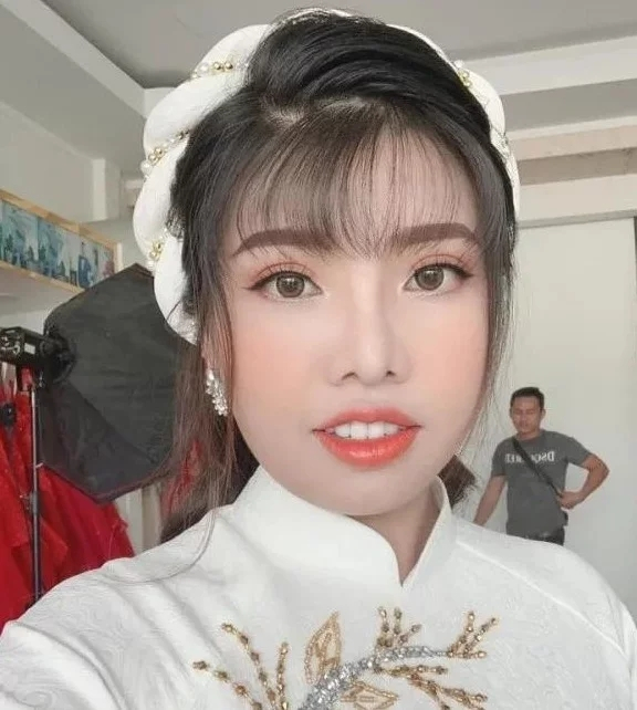 A young Vietnamese girl who spent huge sums of money on plastic surgery to marry a rich second generation and was dumped after marriage and giving birth