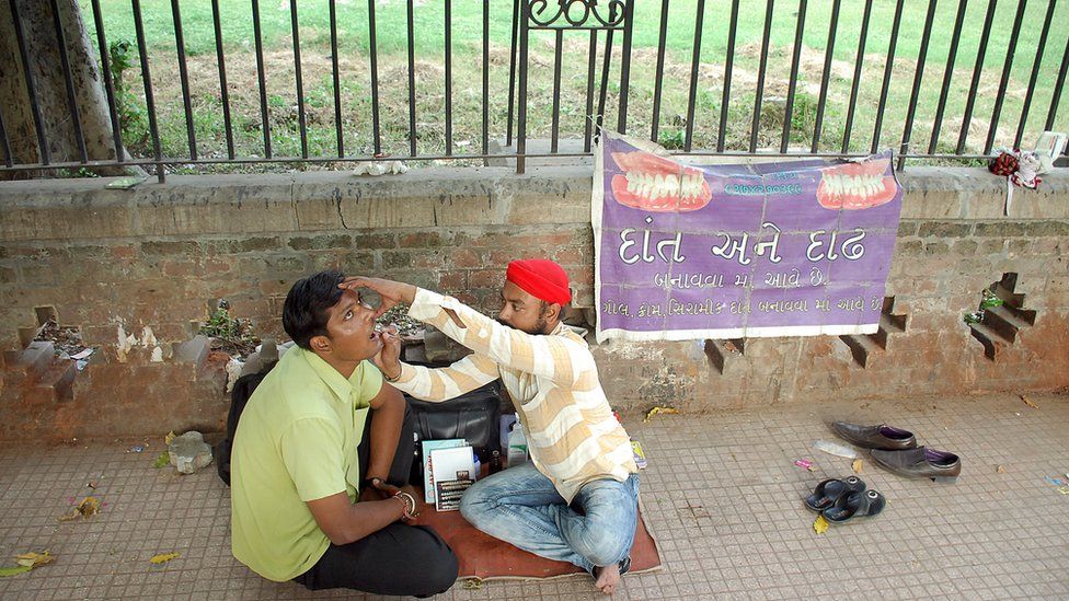 _87678274_streetdentist.jpg