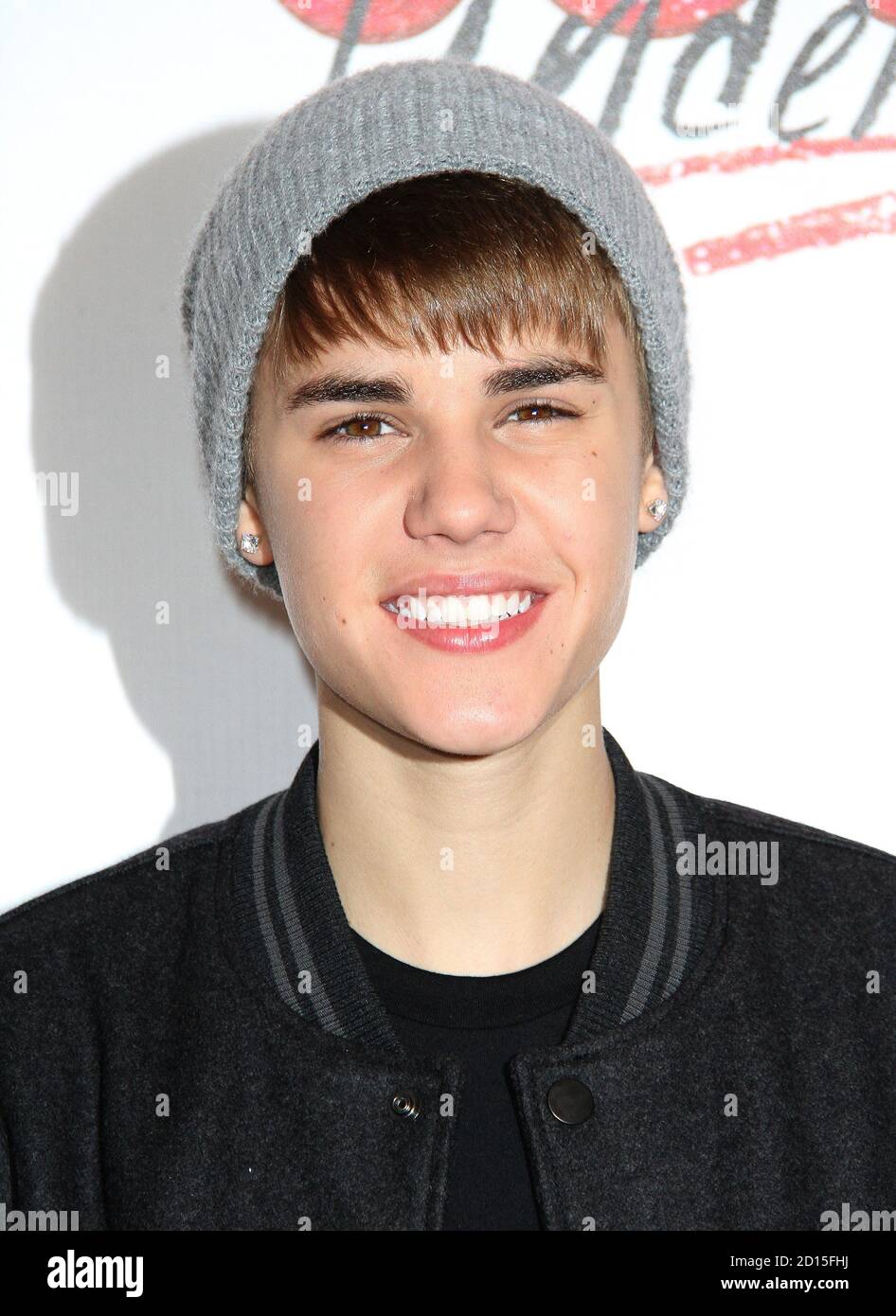 london-november-7-2011-justin-bieber-switching-on-christmas-lights-at-westfield-london-photocall-2D15FHJ.jpg