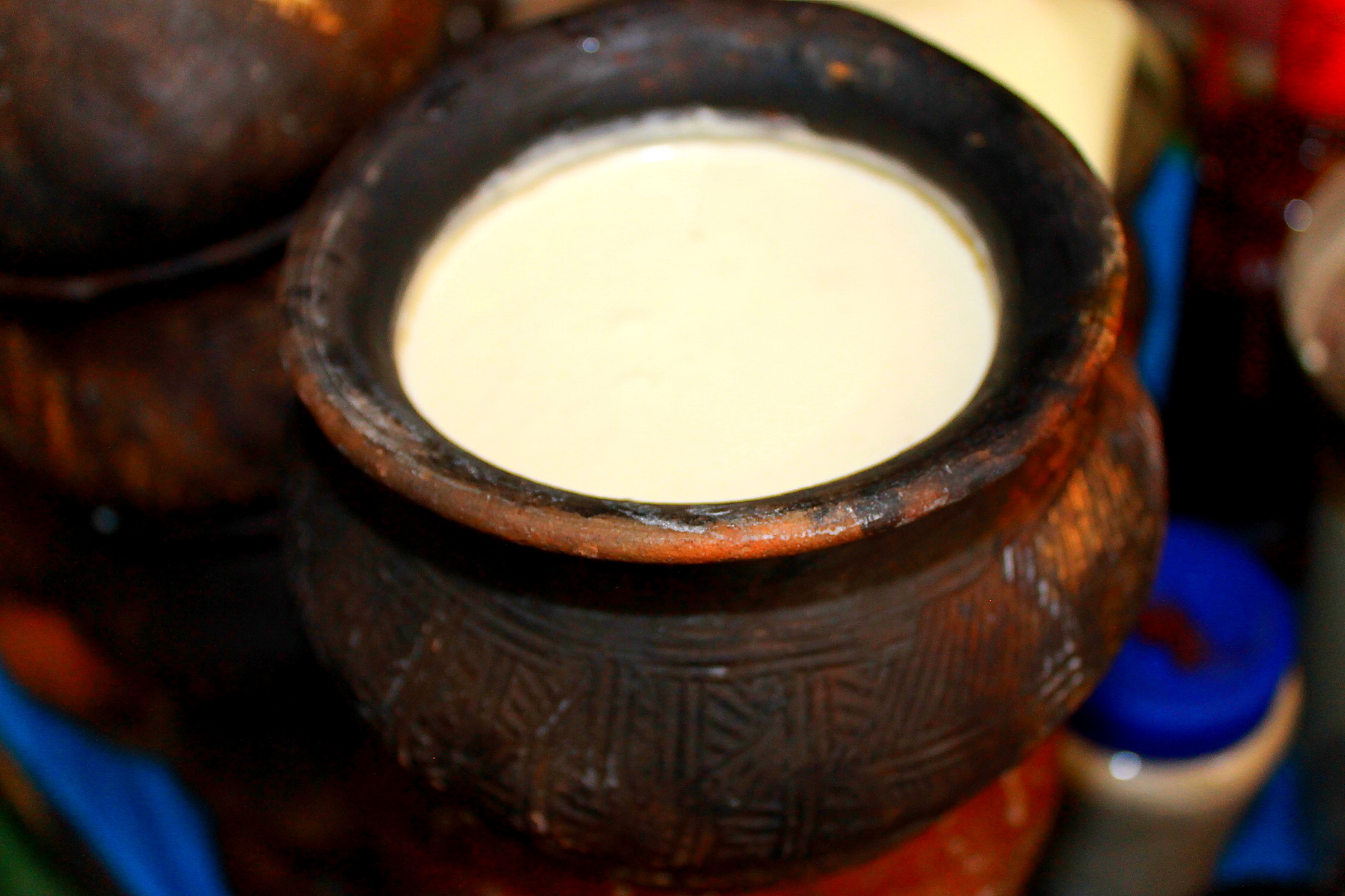 Curd_in_a_traditional_Manipuri_earthen_pot.JPG