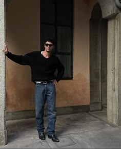 This contains an image of: 🪐