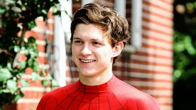 tom-holland-1476280701-list-handheld-0.jpg