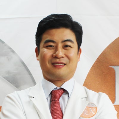 www.realself.com