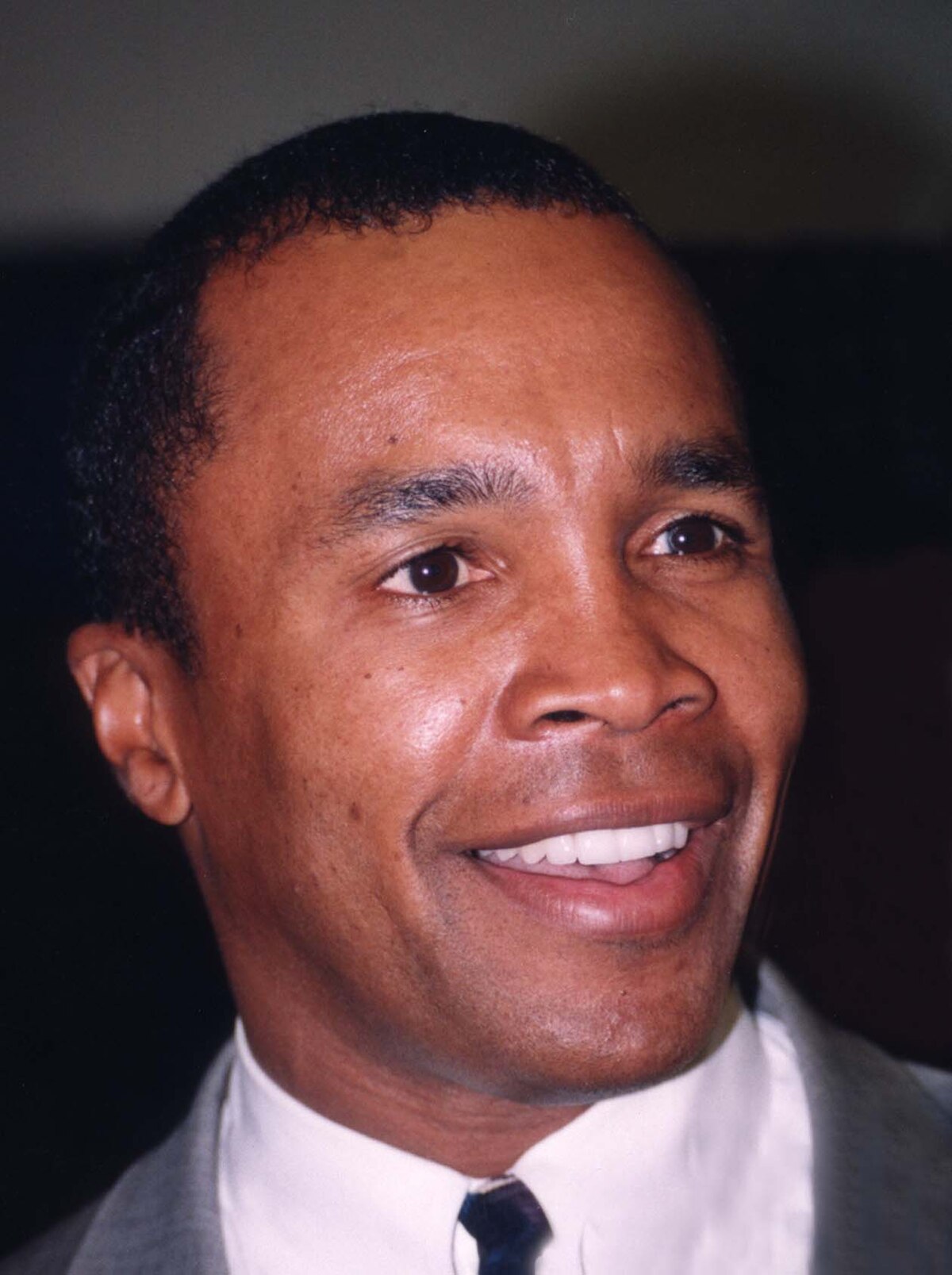 1200px-Sugar_Ray_Leonard.jpg