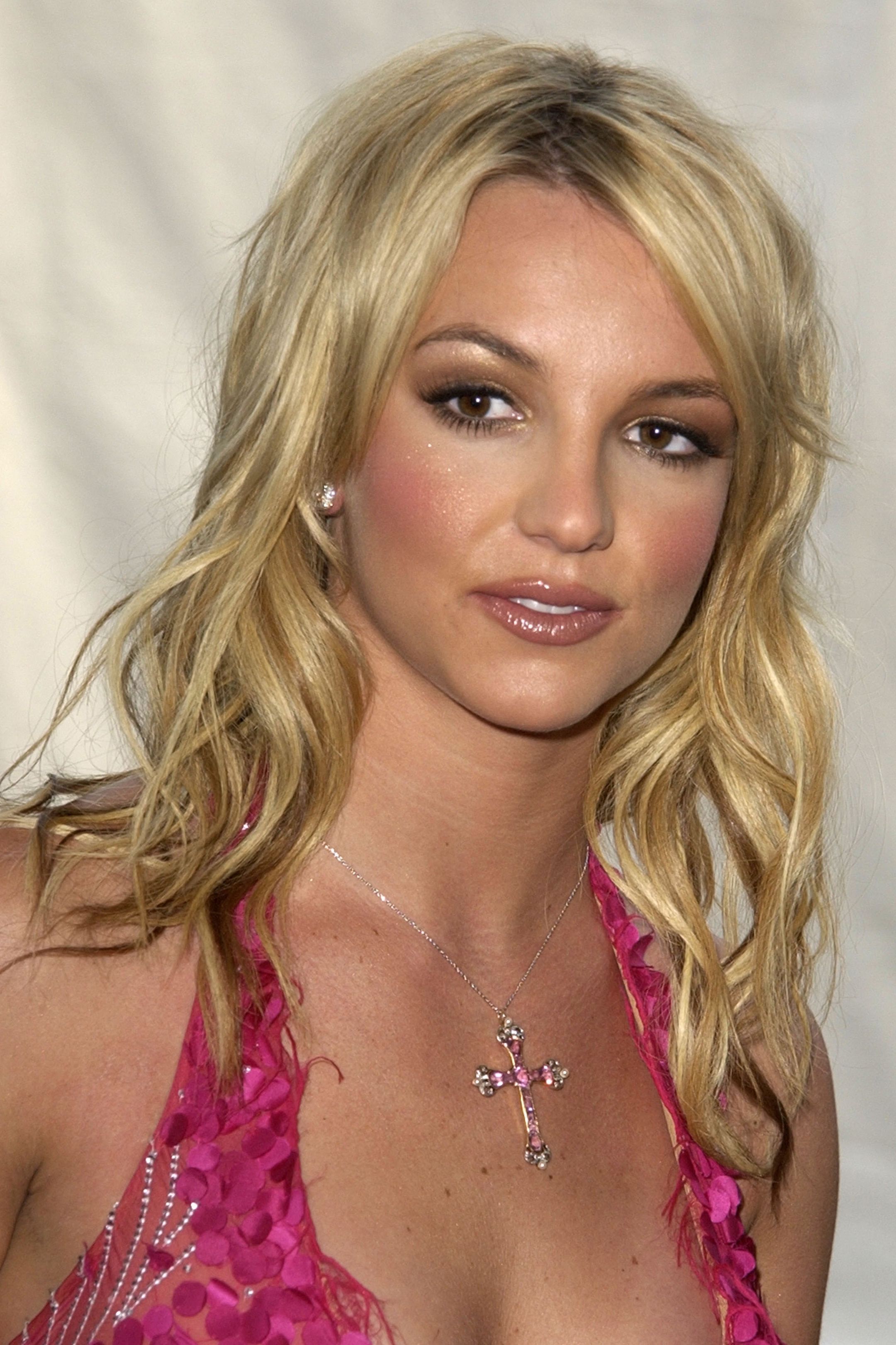 dewy-makeup-vs-matte-makeup-which-ideal-makeup-suits-britney-spears.jpg