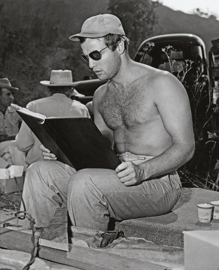 31_C%C3%A9sar_Brando-lisant.jpg
