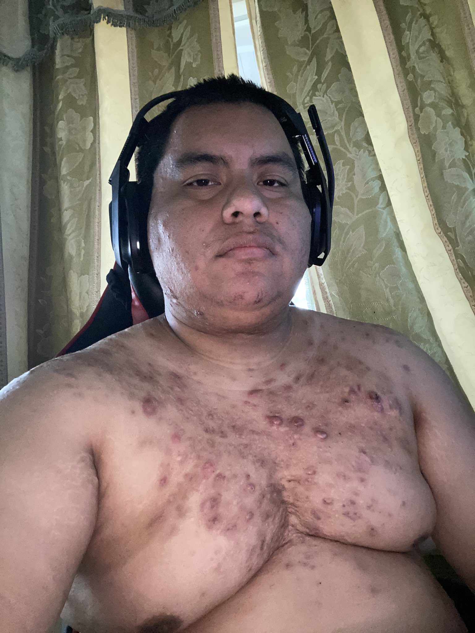 EIVA2sJWwAIQ2RH.jpg:large
