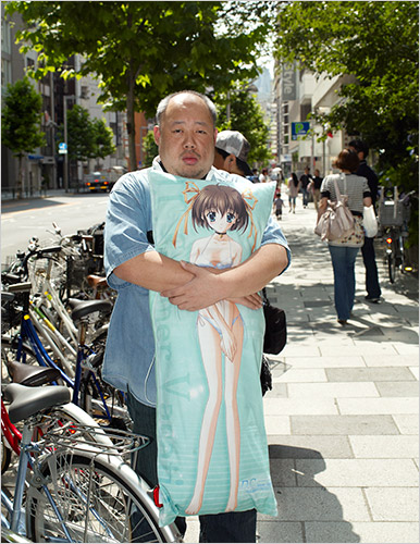 older-guy-with-anime-body-pillow.jpg