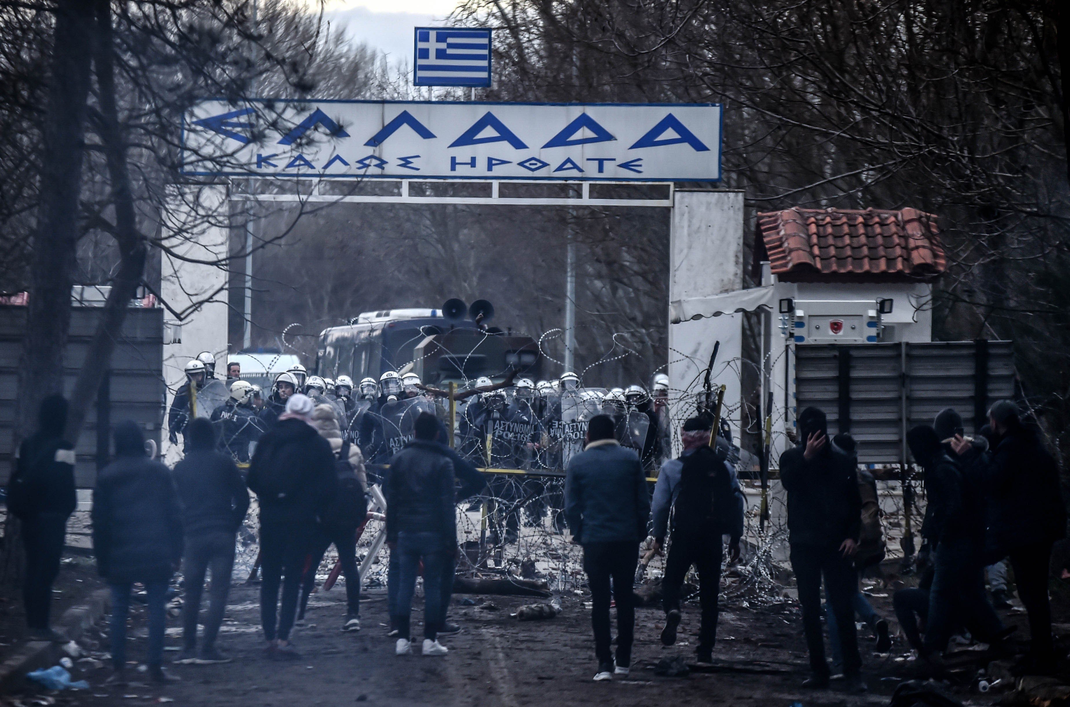 Greek border police use tear gas, stun grenades to keep migrants out