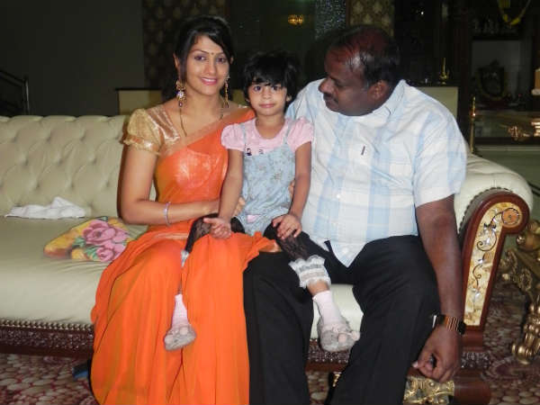 radhika-kumaraswamy-with-husband-kumaraswamy-and-daughter-shamika.jpg