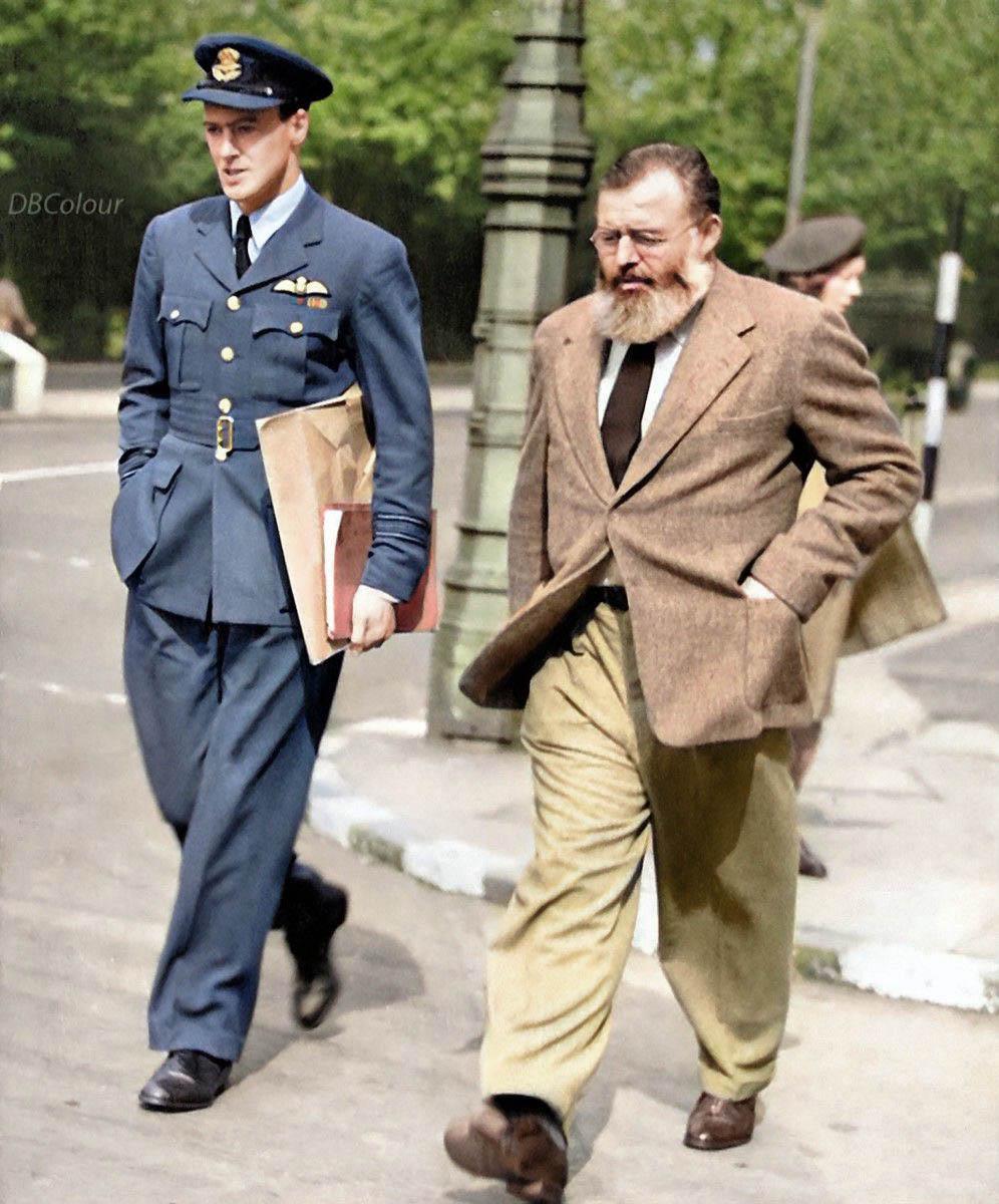 Roald Dahl and Ernest Hemingway meeting in London, 29 May 1944 (colorized)  : r/OldSchoolCool