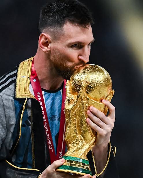 𝐂𝐇𝐀𝐑𝐋𝐄𝐒 on X: No way, Ronaldo tried to recreate Lionel Messi's  iconic World Cup Trophy kiss with the AI generated World Cup..  😭😭😭😭😭😭😭😭😭😭😭😭😭😭😭😭 https://t.co/UZx0MyJyb9 / X