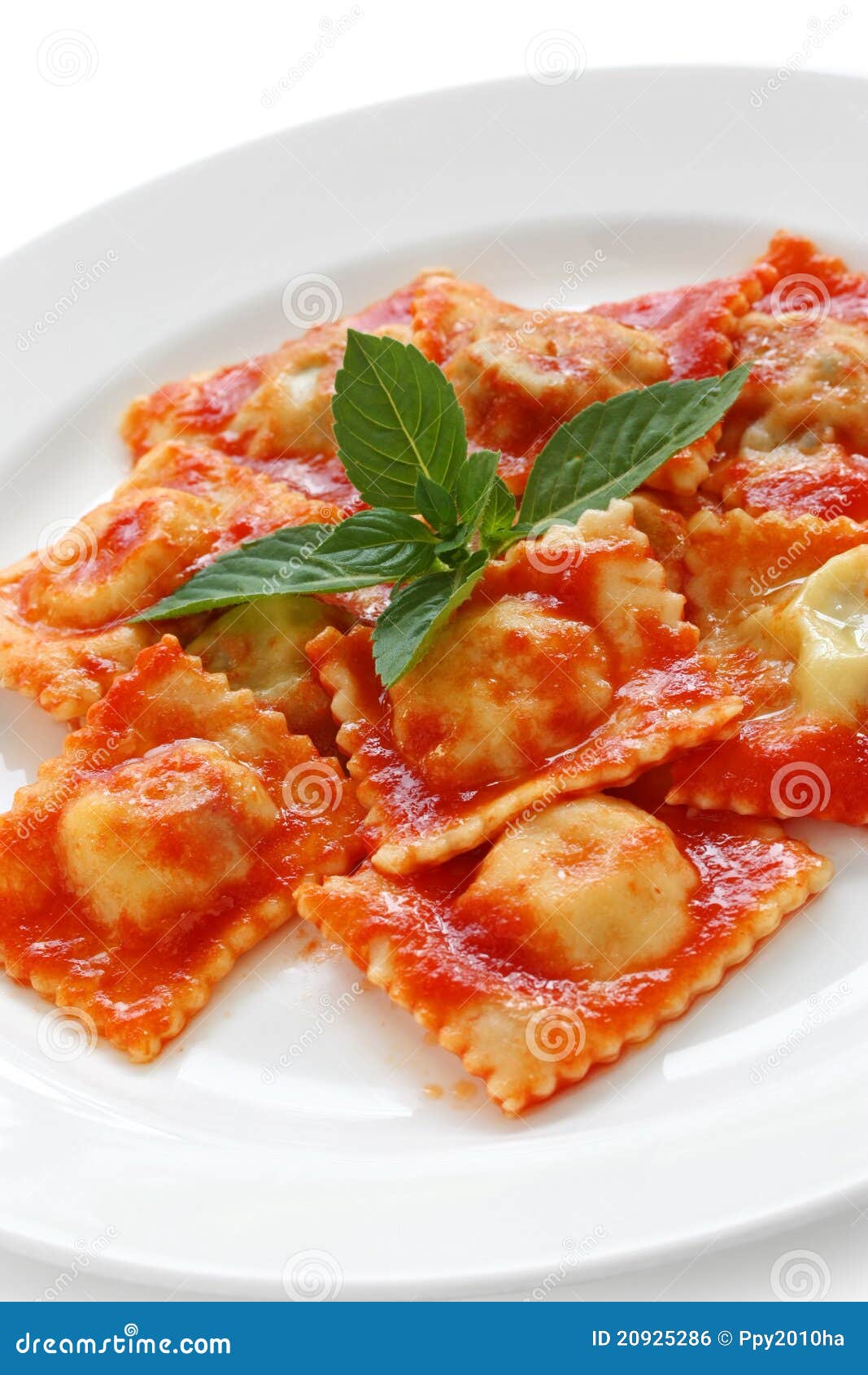 ravioli-pasta-tomato-sauce-italian-food-20925286.jpg