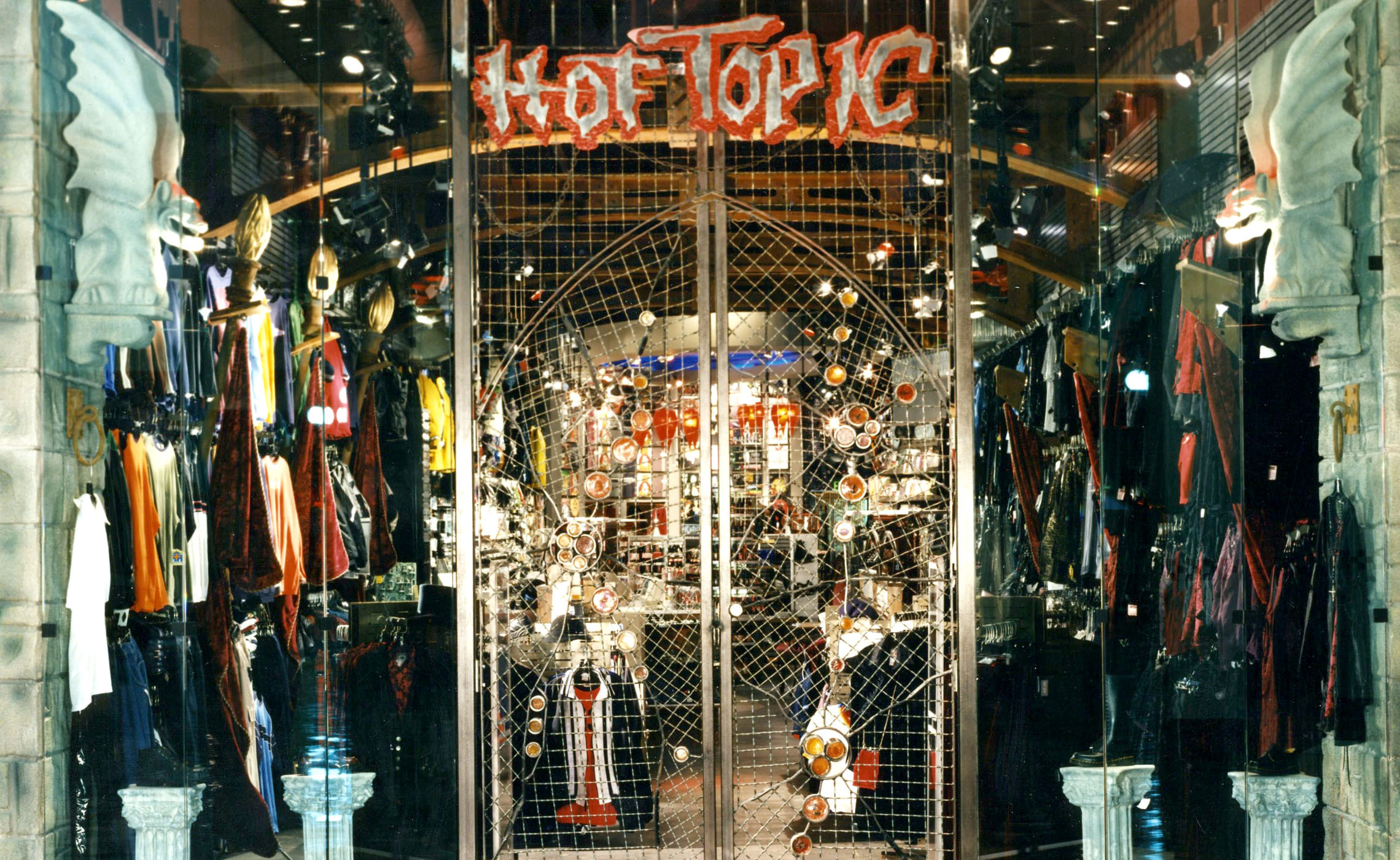 Hot Topic turns 25; remember the glory days? | LAist - NPR News for  Southern California - 89.3 FM